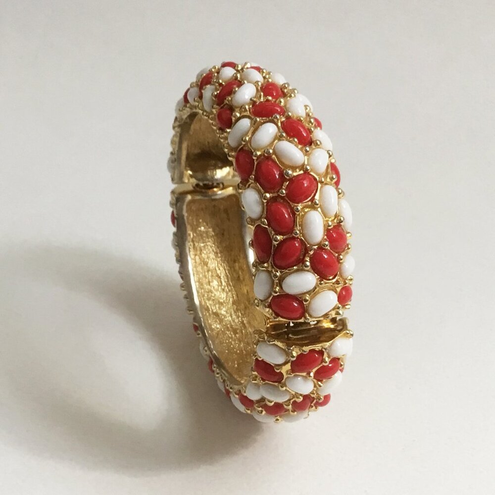 Kenneth Jay Lane KJL Red & White Plastic Cabochon Gold Tone Hinged Bracelet - Picture 6 of 15